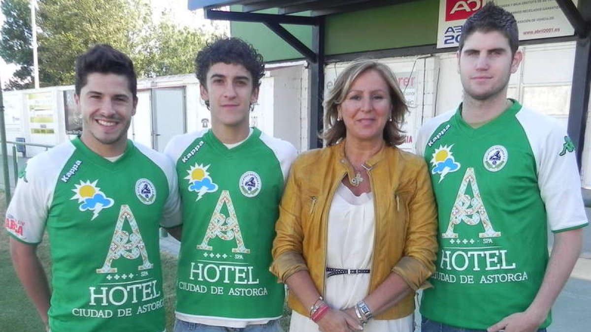 Sagrario González posa con los nuevos fichajes del Astorga.
