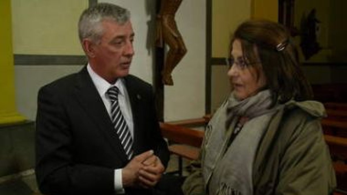 Enrique Conty e Isabel Sáez de Buruaga, que le entregó las tallas