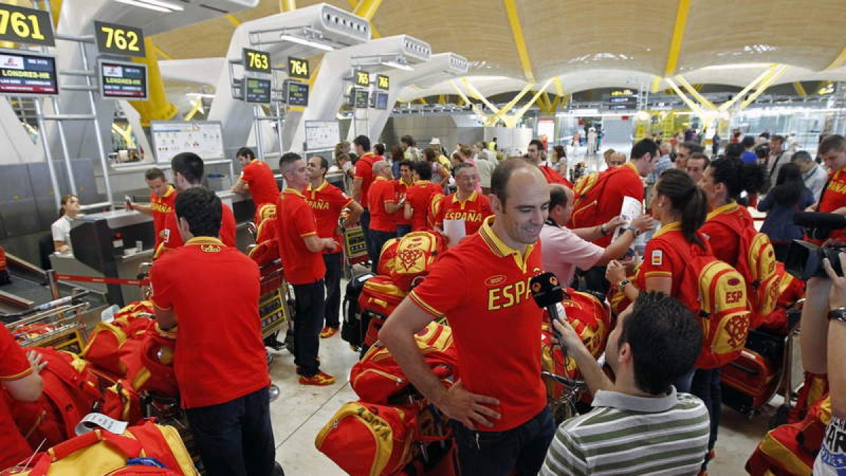Hombrados, capitán de la selección española de balonmano, con el resto de los deportistas.