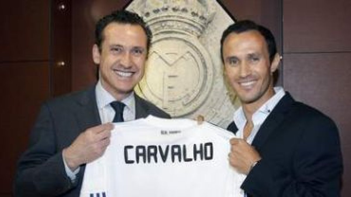 El director deportivo del Real Madrid, el argentino Jorge Alberto Valdano, junto a Ricardo Carvalho.
