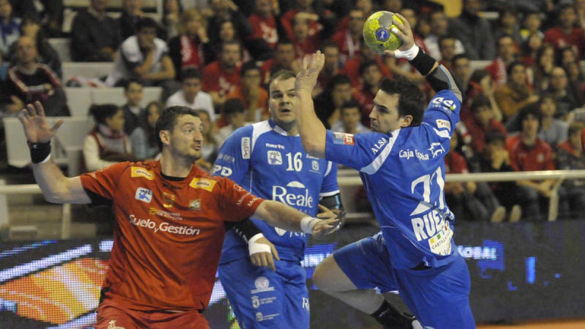 Carlos Ruesga supera la defensa del Huesca para hacer uno de los siete goles que ayer llevaron su firma.