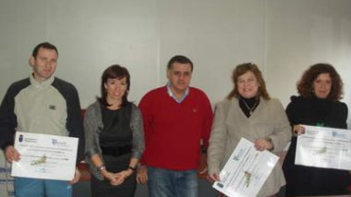 Los emprendedores con Pilar Reguero (segunda) y el alcalde.