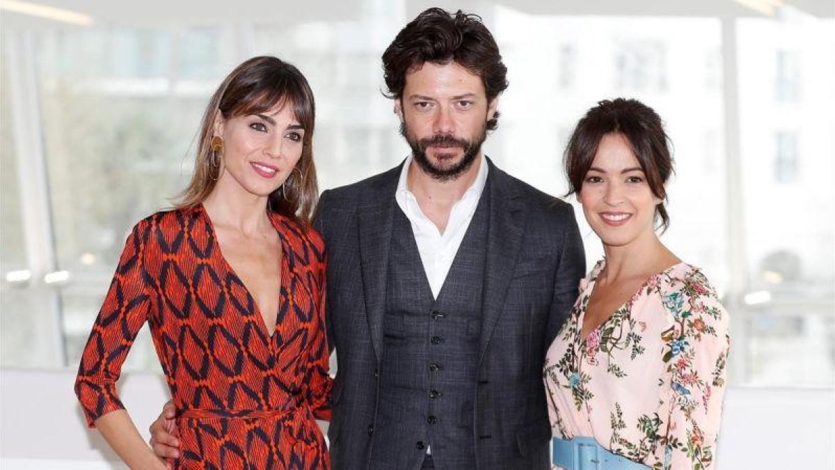 Los actores Irene Arcos, Álvaro Morte y Verónica Sanchez, en la presentación en Cannes de la serie de Movistar+ El embarcadero.