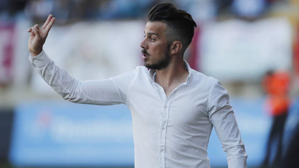 De la Barrera da órdenes a sus futbolistas durante el partido ante el Racing. JESÚS F. SALVADORES