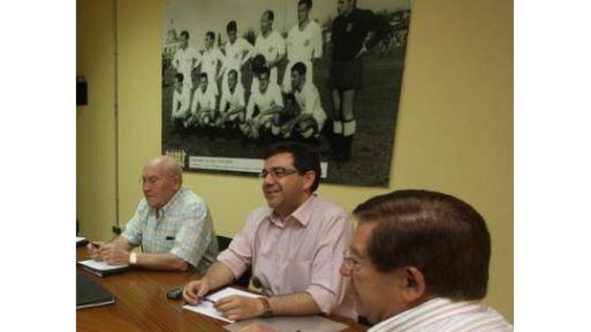 Guereñu, en el centro, con De Celis y Cueto, dos de los principales accionistas de la Cultural.