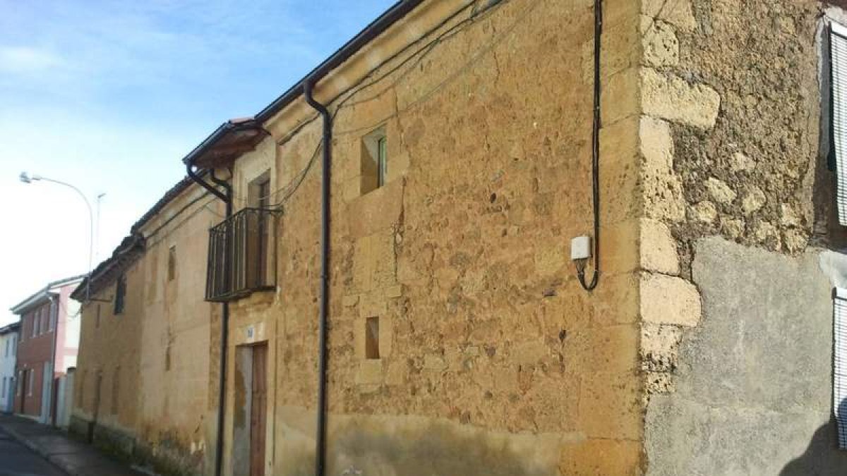 Vista de la casona que acogió la preceptoría de Valdavida, hoy vivienda particular. Sus dueños estudian colocar una placa que recuerde el paso por ella de Felipe III