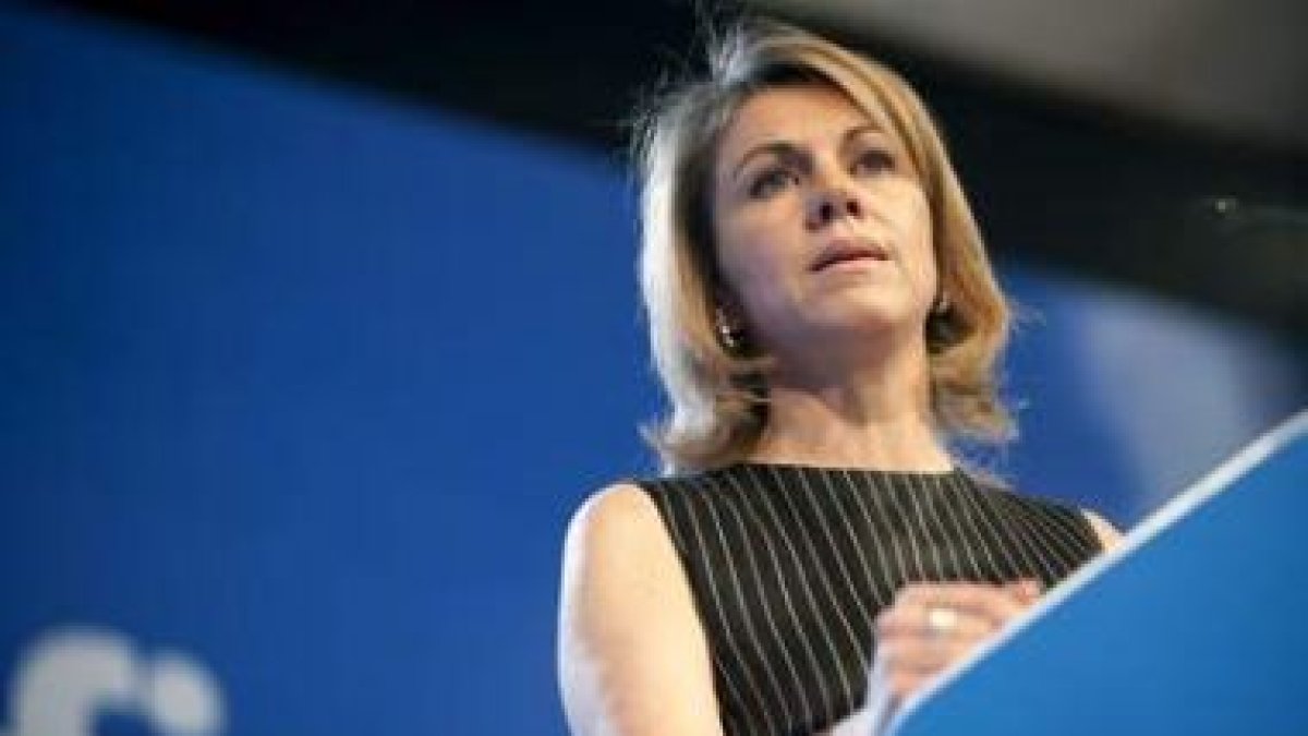El libro analiza la carrera política de Dolores de Cospedal y el papel que ha desempeñado en el PP