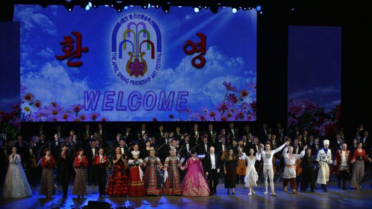 El grupo español, Noches de España, con el resto de delegaciones tras su actuación en un teatro de Pyongyang.