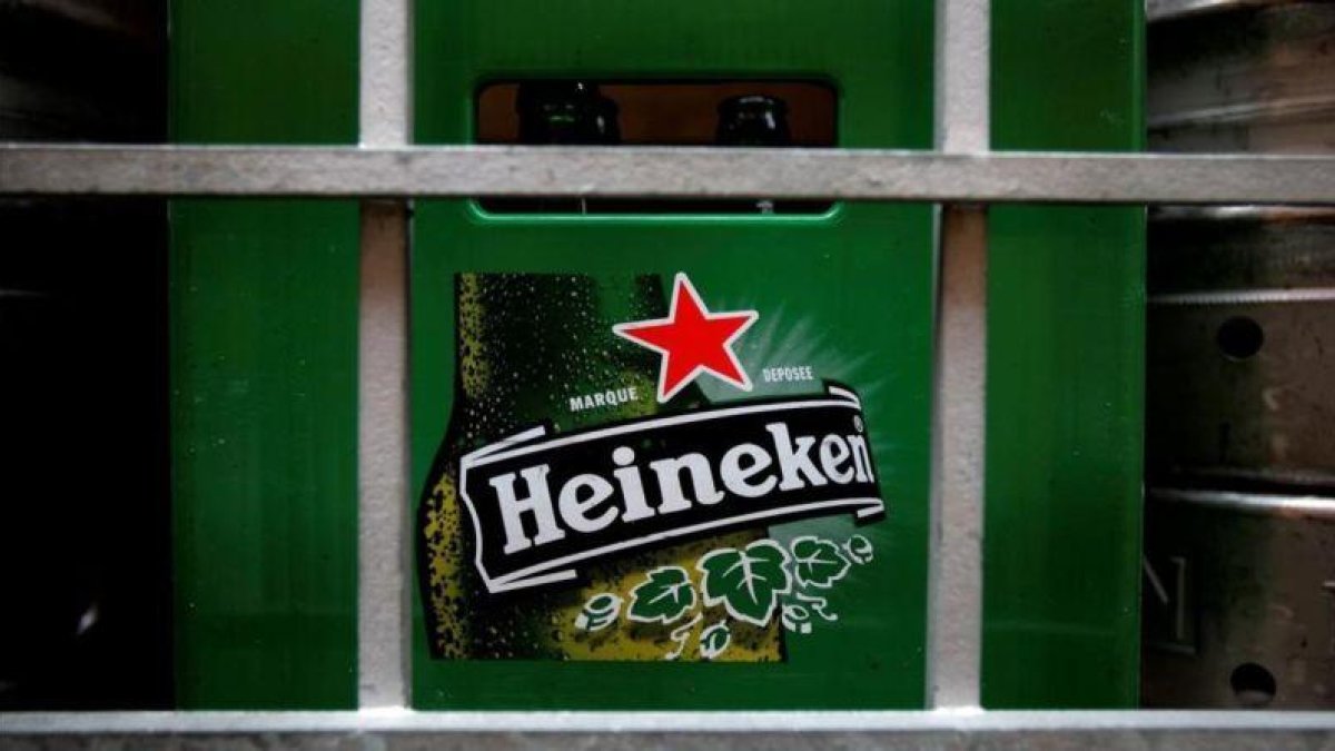 Una caja de plástico para transportar botellines de la empresa cervecera Heineken.