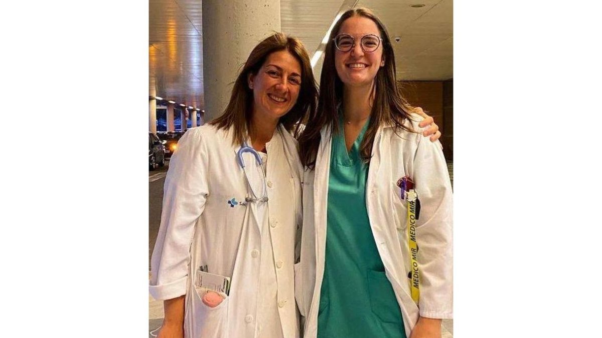Iria Beltrán con su tutora en el Hospital, Rebeca de la Fuente. DL