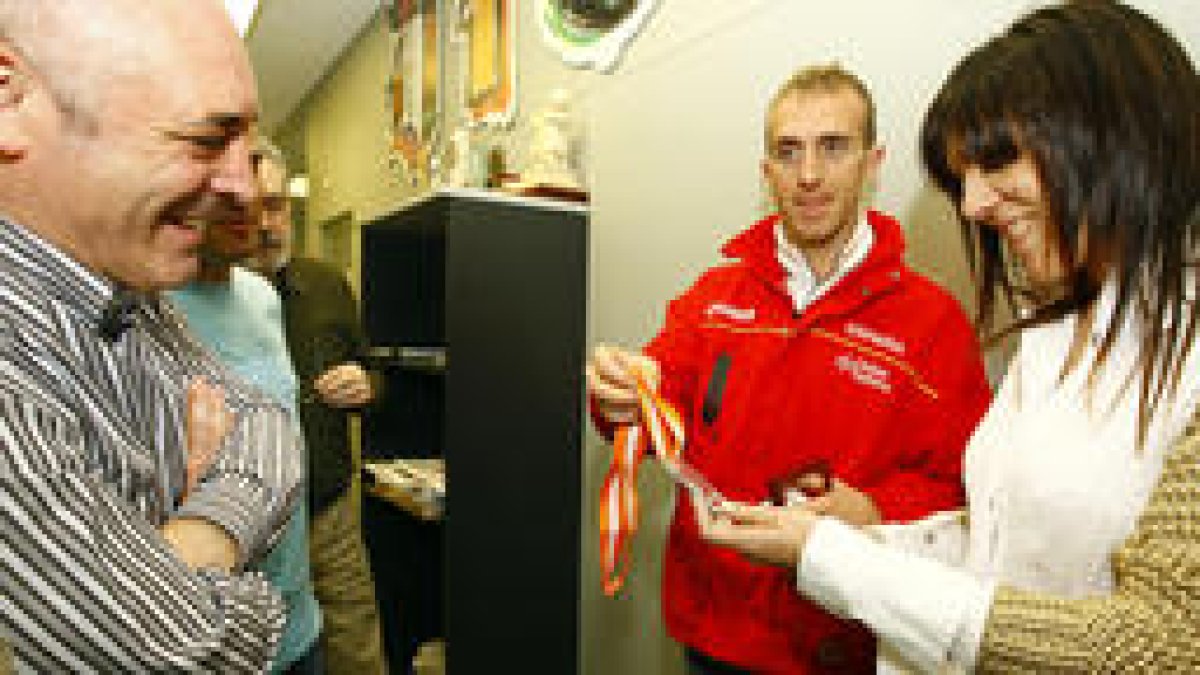 Sergio muestra la medalla al subdirector del Diario, Rafa Blanco, y a la redactora jefe de Deportes,