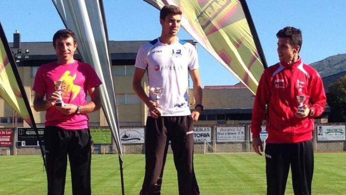 Eduardo Valcarce, en el centro del podio como vencedor de la prueba orensana.