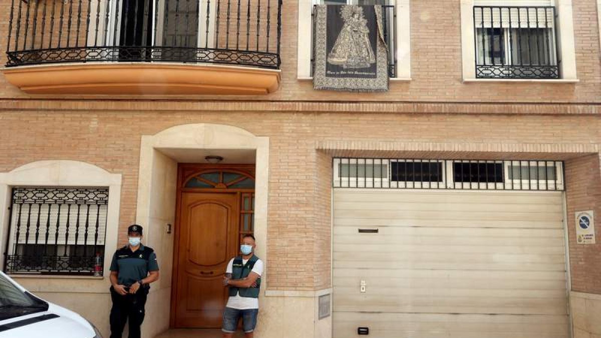 Agentes delante de la casa donde se produjo el suceso. KAI FÖRSTERLING