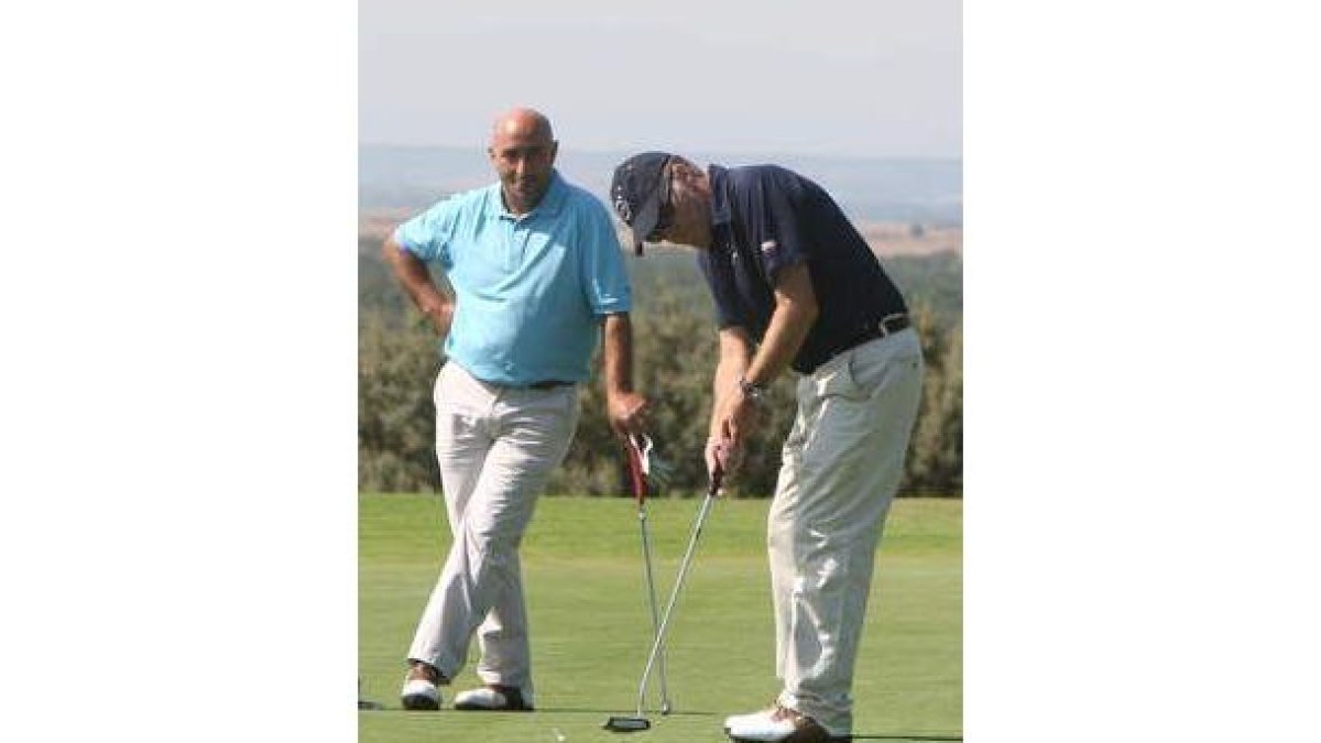 Uno de los jugadores del Pro Am en la salida de uno de los hoyos en una jornada que reunió a 24 equi
