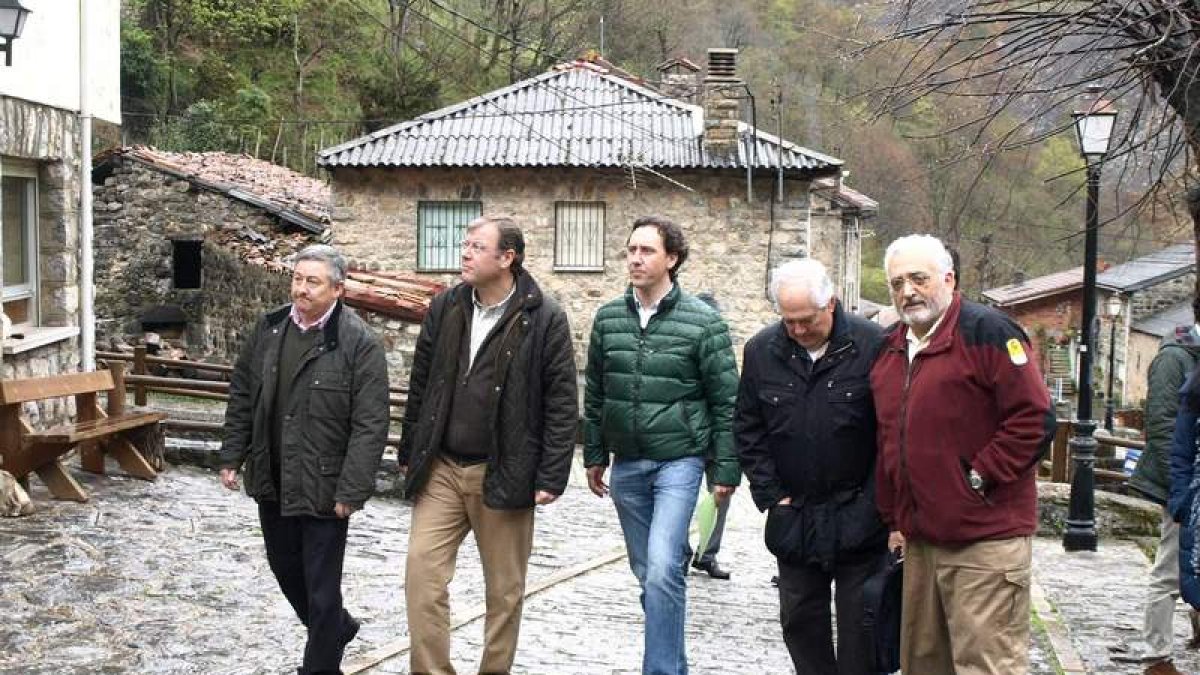 El alcalde de Posada, los dos consejeros y el delegado de la Junta, ayer en Caín.
