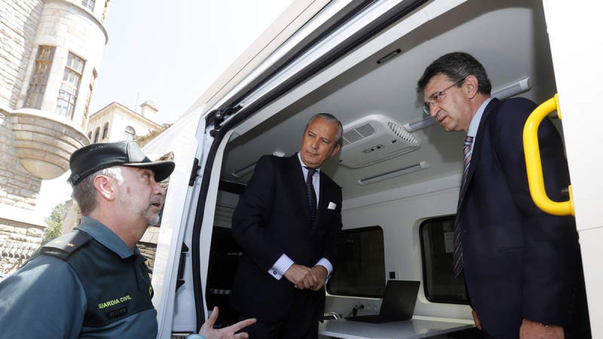 Arsenio Fernández de la Mesa y Juan Martínez Majo inspeccionaron el interior de vehículo. MARCIANO