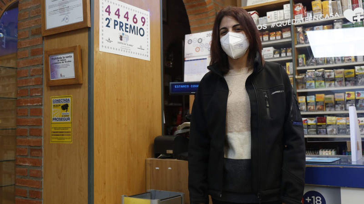 La estanquera de la calle Covadonga. que repartió un pellizco del segundo premio. FERNANDO OTERO