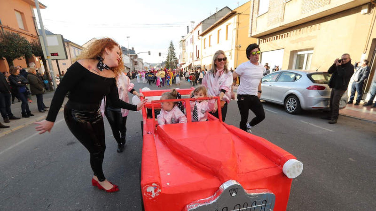 Uno de los grupos participantes en el desfile que tuvo lugar ayer en Camponaraya. L. DE LA MATA