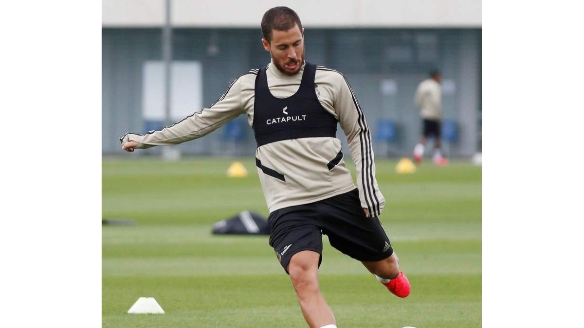 Eden Hazard golpea al balón durante un entrenamiento. R. M.