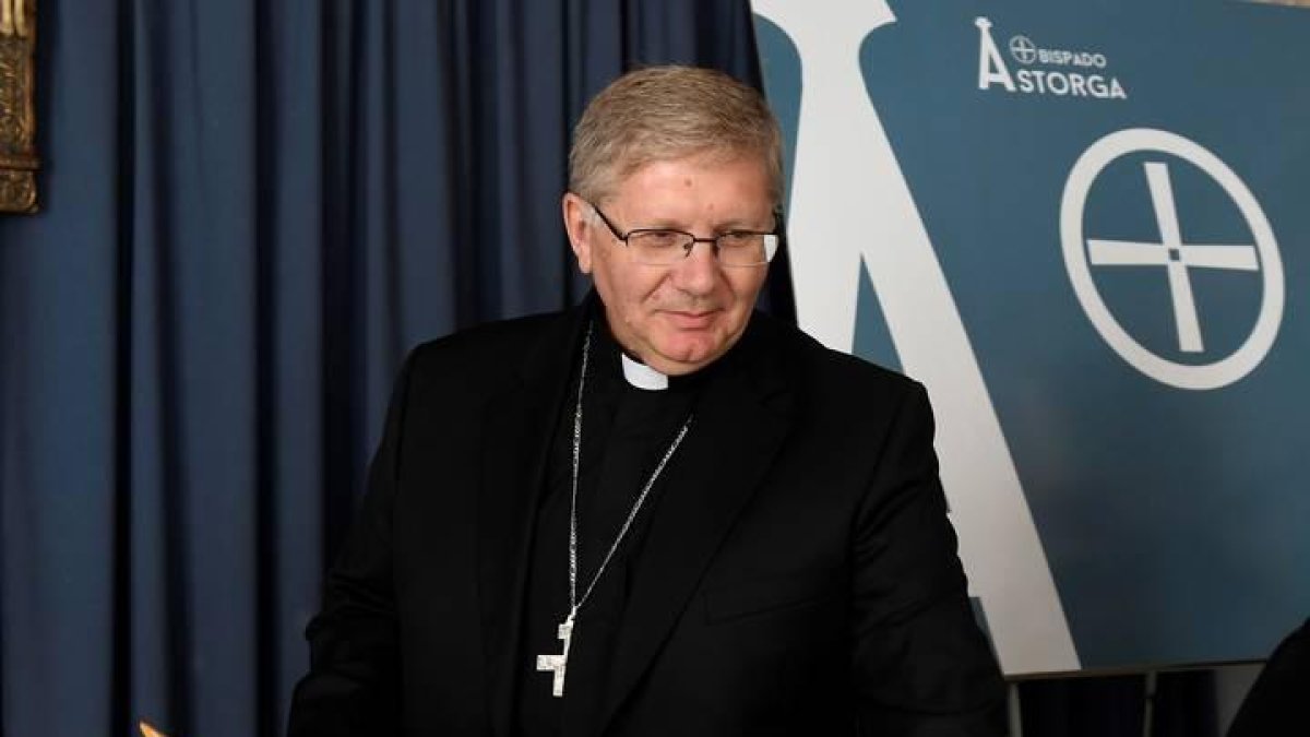El obispo de Astorga (León), Juan Antonio Menéndez, durante la rueda de prensa que ofreció hoy