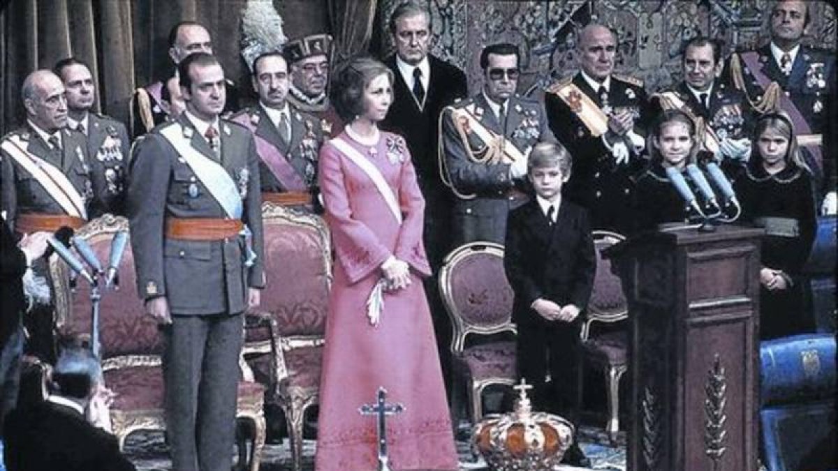 La proclamación de Juan Carlos en las Cortes, junto a su esposa e hijos.
