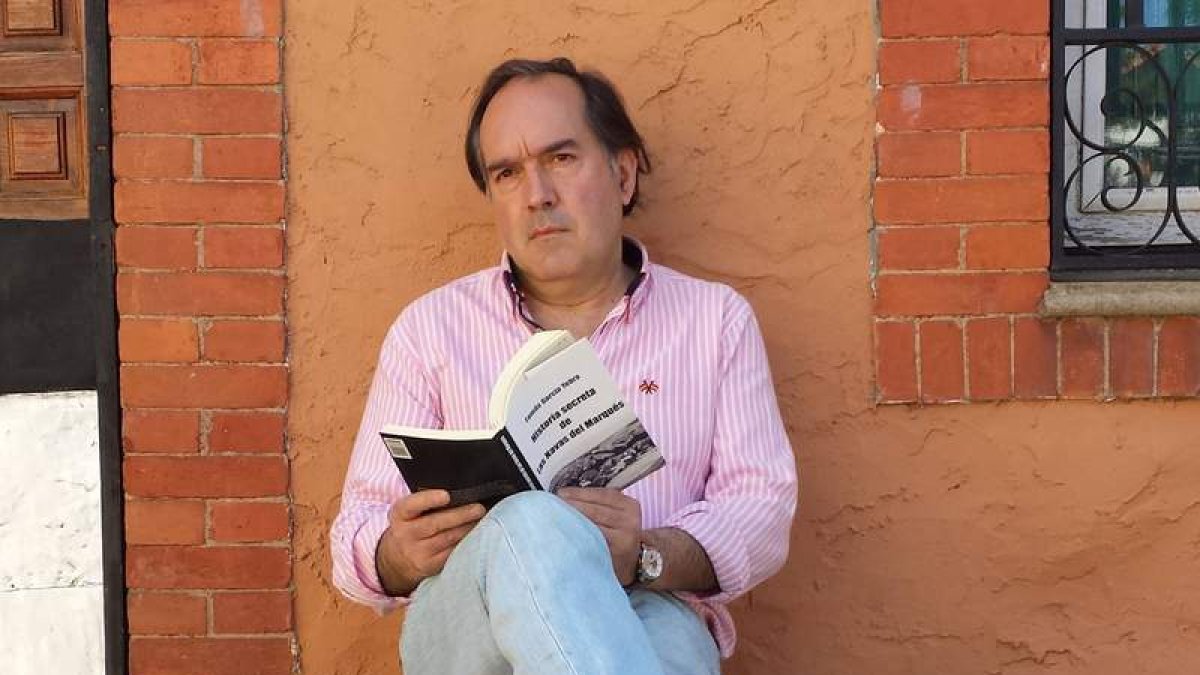 El escritor y periodista de origen leonés Tomás García Yebra, a la puerta de su librería en Las Navas del Marqués