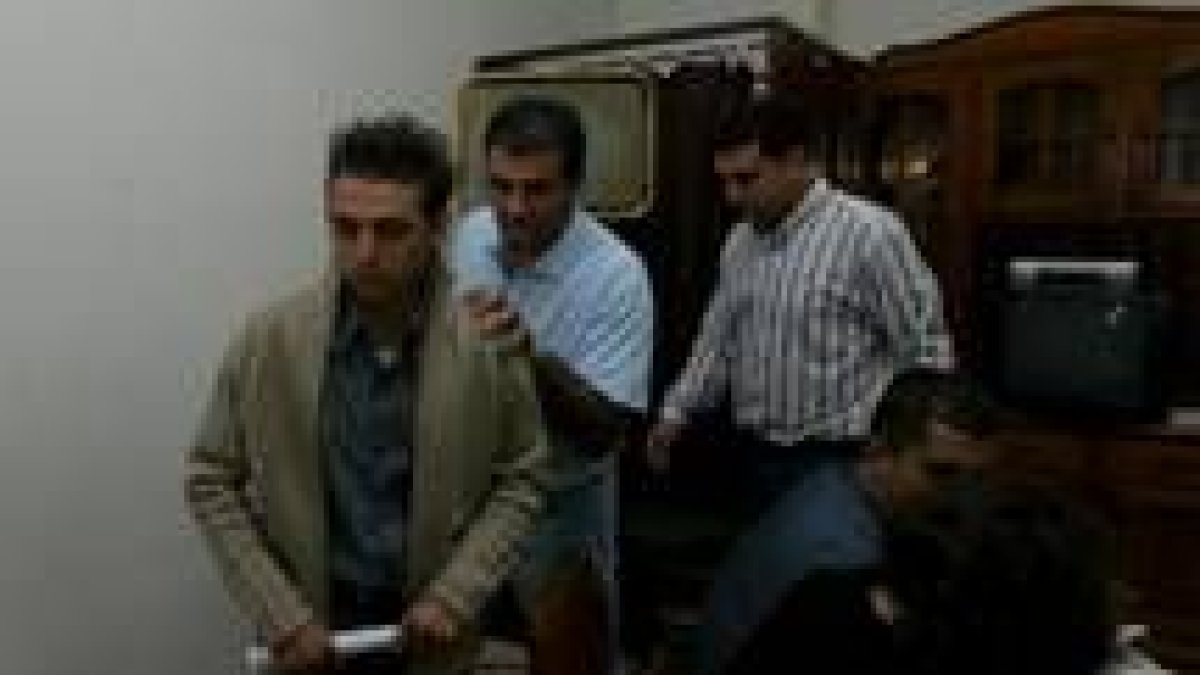 El hermano de Silvia, Jorge Nogaledo, en el momento de entrar en el salón de plenos del Ayuntamiento