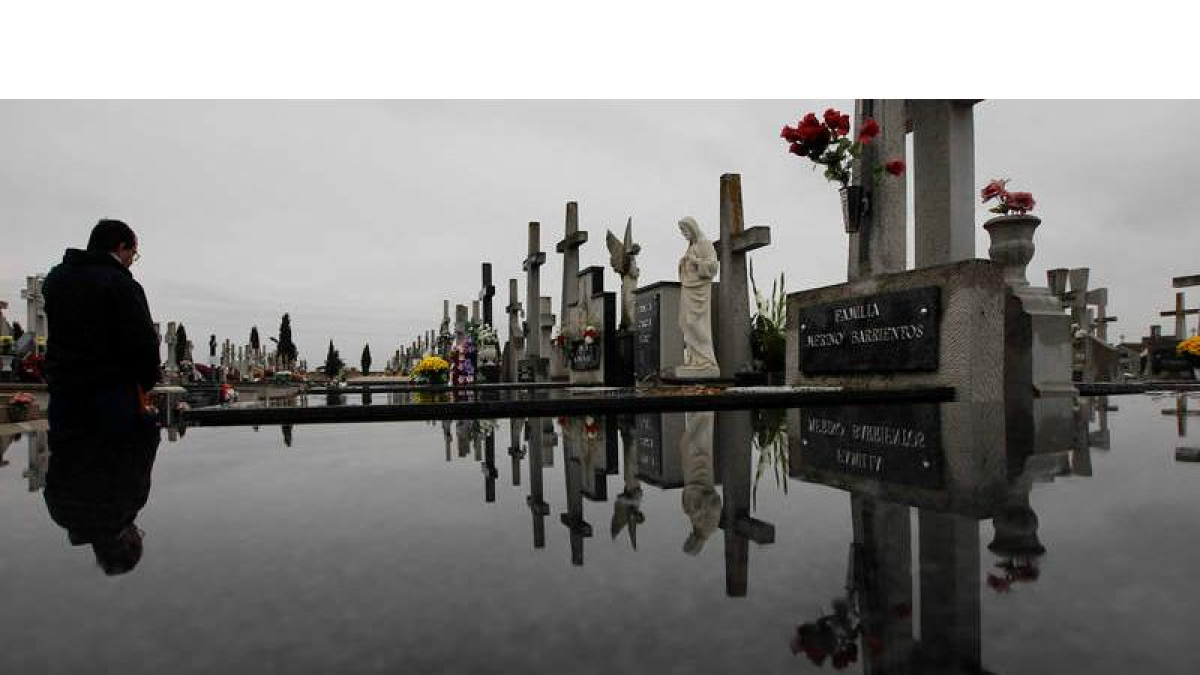 Con motivo de la festividad de Todos los Santos se activa el dispositivo especial para regular y organizar las visitas al cementerio. ARCHIVO