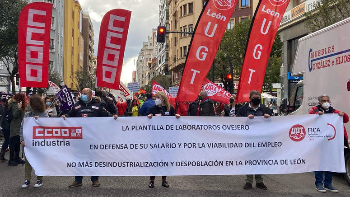 Alrededor de 500 personas participaron ayer en la manifestación a favor de los trabajadores de Laboratorios Ovejero. RAMIRO