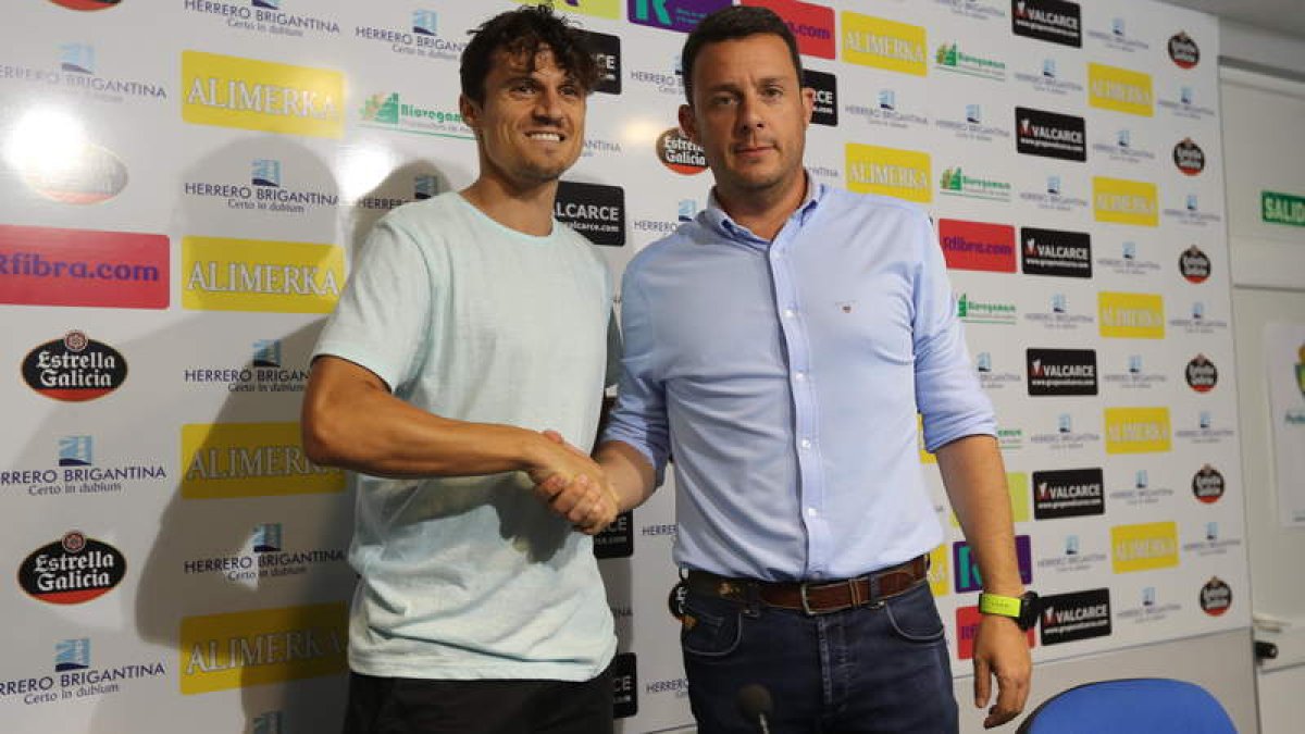 Fullana y Eduardo Domínguez, en la presentación del jugador mallorquín como nuevo futbolista de la Ponferradina. L. DE LA MATA
