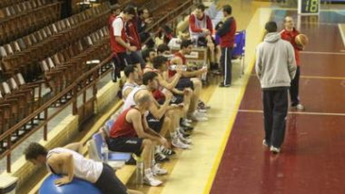 El plantel leonés, en un entrenamiento, está convencido de poder superar a La Laguna.