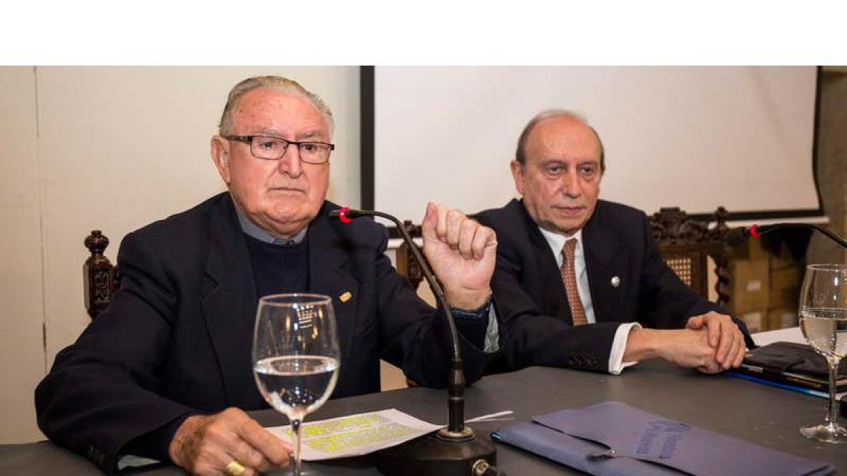 Nicolás Castellanos Franco, con el abad de la Cofradía del Pendón de San Isidoro ayer durante la conferencia. F. OTERO PERANDONES