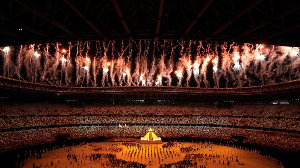 Fuegos artificiales durante la ceremonia de inauguración de los Juegos Olímpicos de Tokio 2021. EFE/EPA/CIRO FUSCO