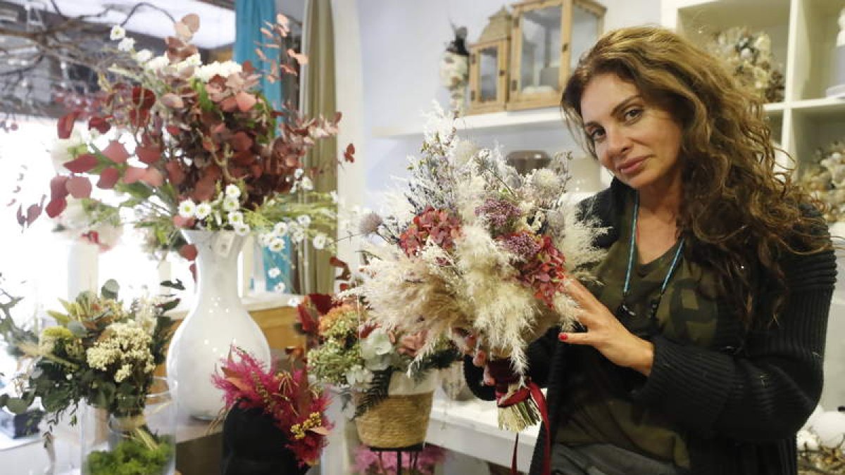 Natalia Crespo, en su floristería de León. RAMIRO