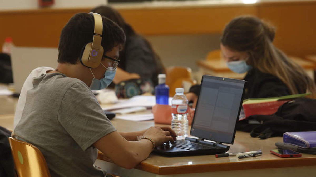 Un alumno de la Universidad de León trabaja con su ordenador en una de las salas de estudio de su centro. FERNANDO OTERO