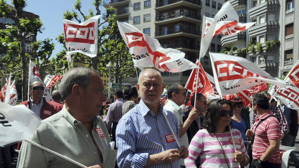 Algunos de los delegados sindicales, en la protesta que concluyó en la Subdelegación.