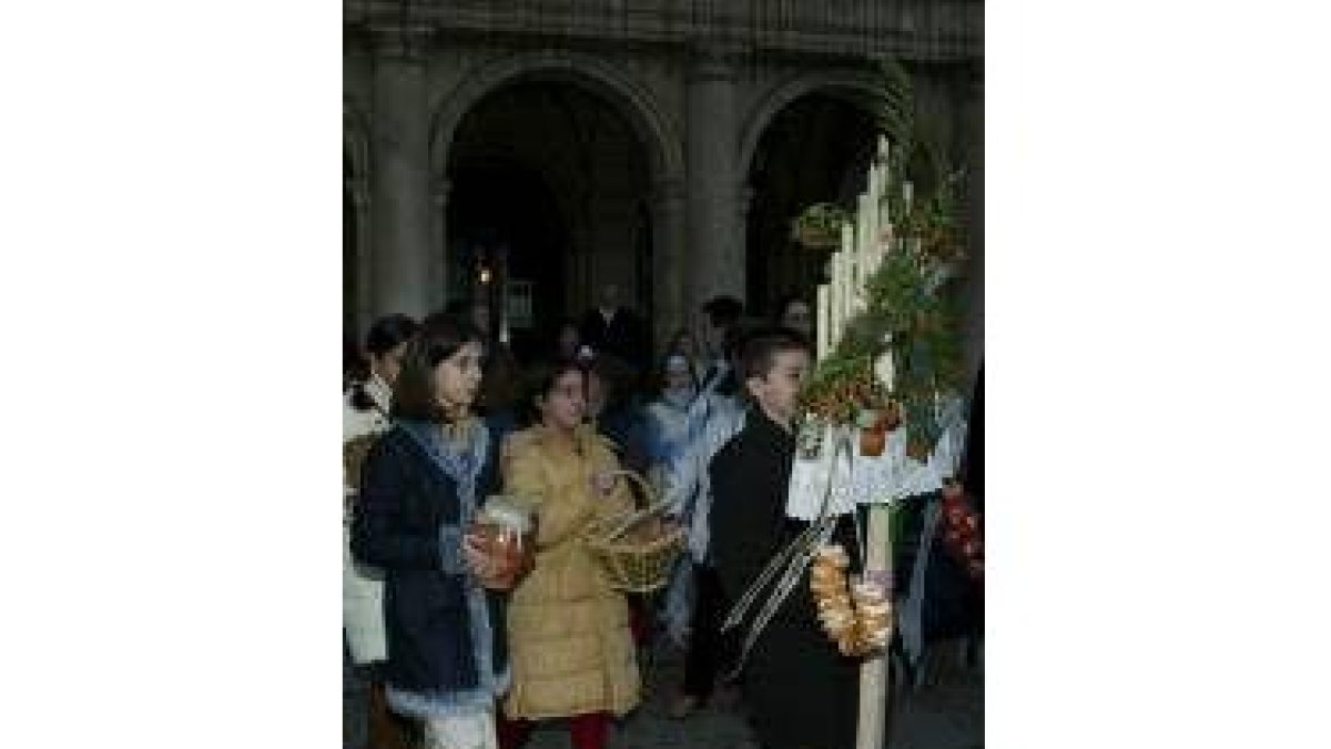 Los escolares portan el ramo que depositaron como ofrenda en el belén