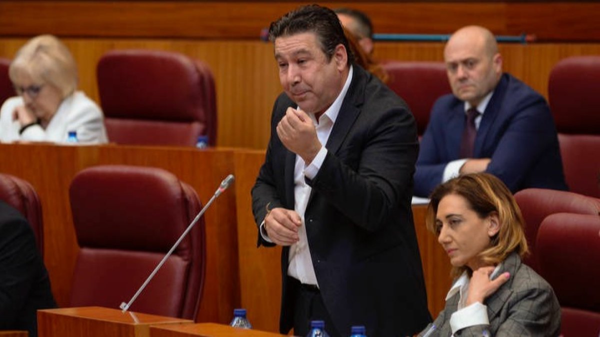Luis Mariano Santos interviene en el Pleno. NACHO GALLEGO