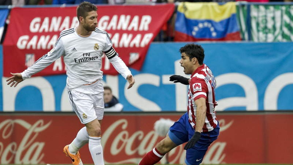 Sergio Ramos le hizo un penalti claro a Diego Costa pero el colegiado obvió la pena máxima y desató la ira del Atlético.
