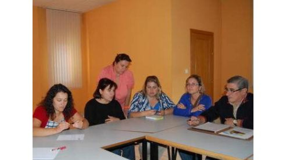 Las asociaciones de padres y madres durante la última reunión.