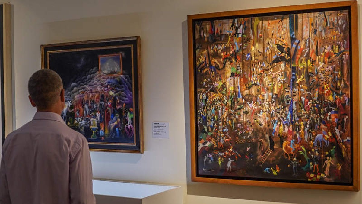 Un asistente de la inauguración de la exposición ‘La Divina Comedia en el Arte’, el pasado 2 de septiembre. MIGUEL F. B.