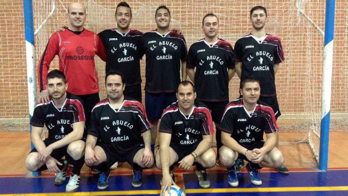Formación del equipo del Abuelo García, que disputa la competición de Antibióticos.