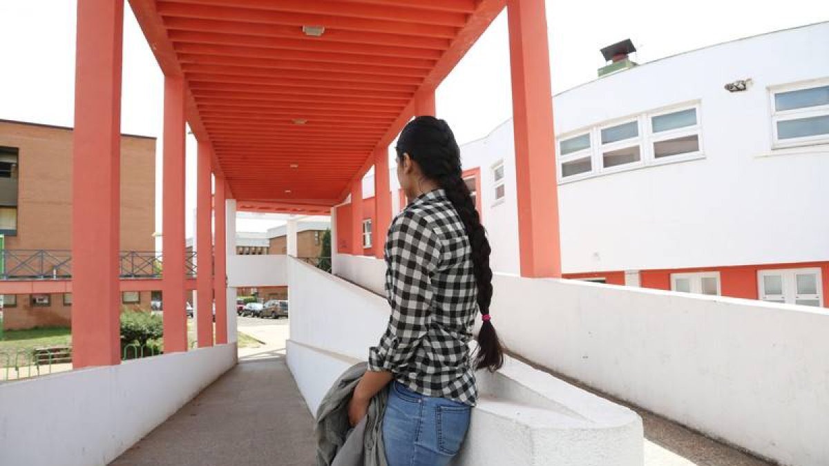 La joven siria posa sin mostrar su rostro en uno de los espacios de la Universidad