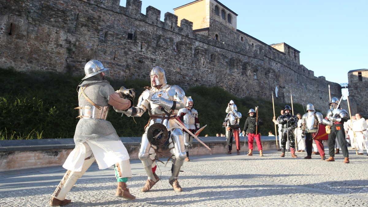 La Asociación Caballeros de Ulver ha recreado el famoso asedio de los irmandiños al Castillo de Ponferrada en 1467. Las puntas de las flechas eran de goma, las espadas romas, la pólvora de fogueo pero los insultos entre los combatientes sonaban de verdad: '¡Sois una rata, Conde!' gritaron los campesinos díscolos para empezar la pelea con la Casa de Lemos.
