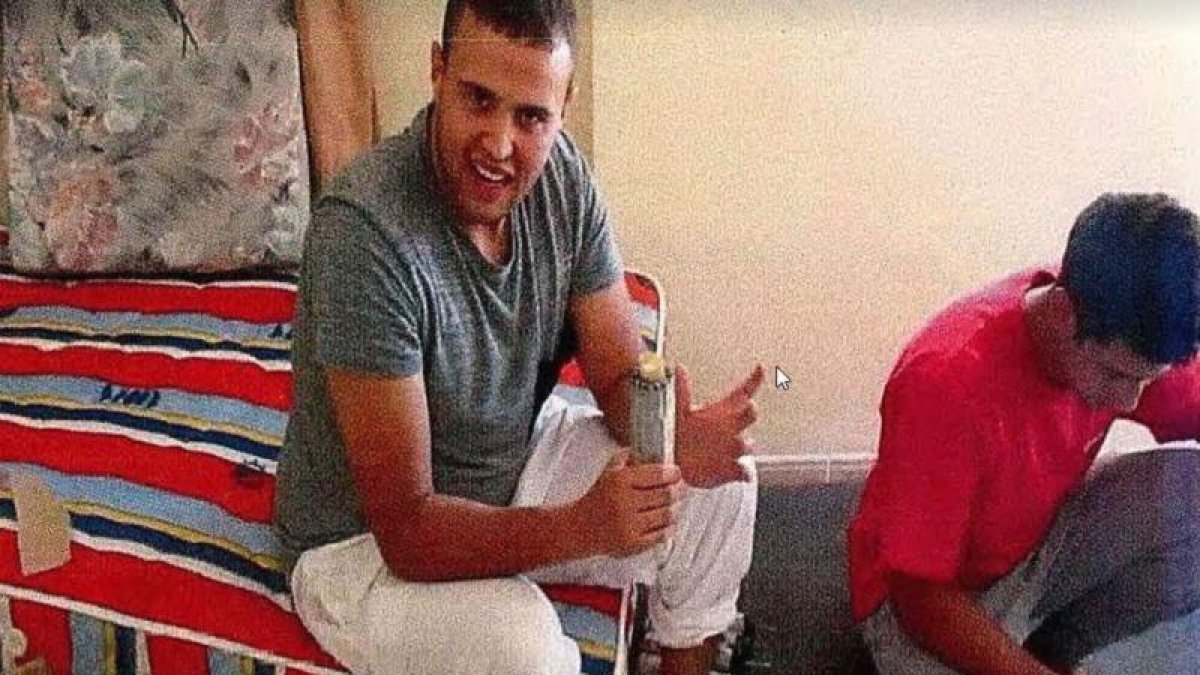 Mohamed Hychami, con una granada de mano, que fabricaba siguiendo páginas de internet.