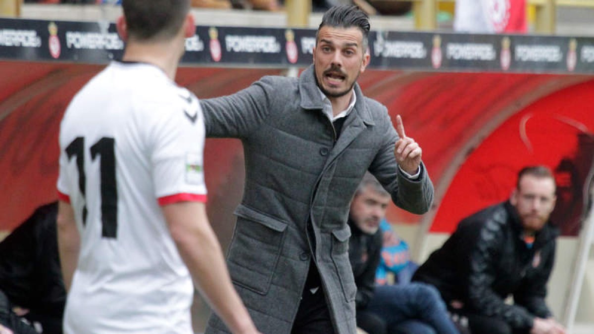 Rubén de la Barrera da órdenes a sus futbolistas durante uno de los partidos de la Cultural en el Reino de León. SECUNDINO PÉREZ