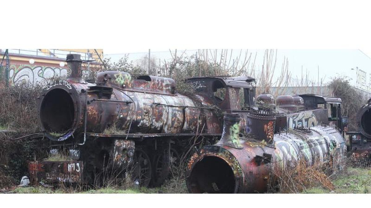 Estado en el que se encuentra parte de las nueve locomotoras abandonadas en una vía muerta de Ponferrada.