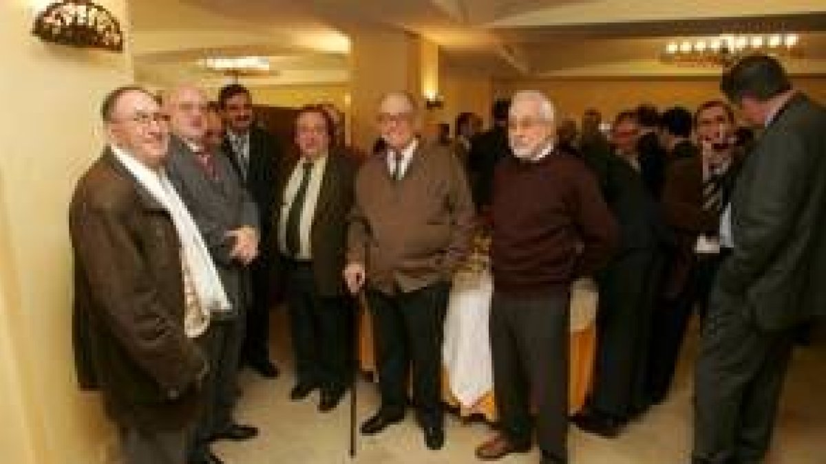 Operarios jubilados, ayer en el almuerzo, en torno al jefe del centro, Francisco Arias (con bigote).