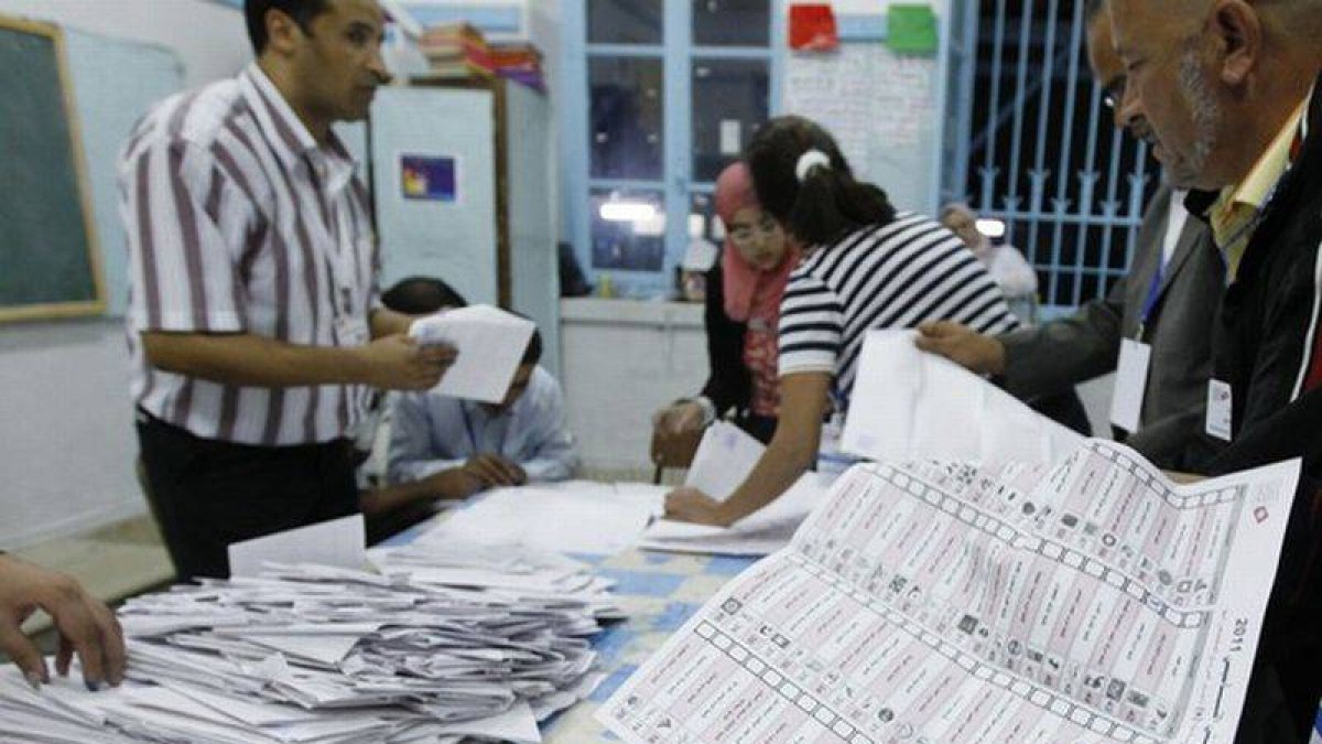 Varias personas realizan el recuento de votos en un colegio electoral, en Túnez, ayer.