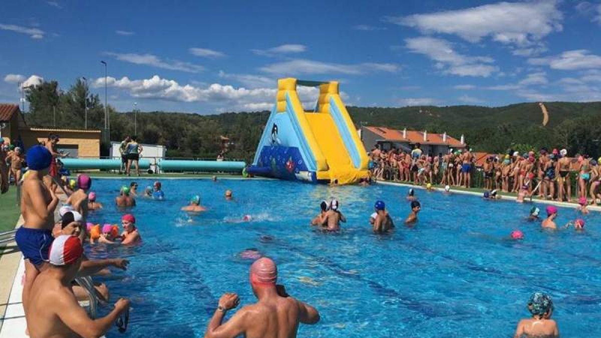 Las piscinas acogerán el día 28 una fiesta acuática. DL